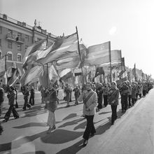 колонна юношей и девушек с флагами Союзных республик на первомайской демонстрации | Горожане. 1979 г., г.Северодвинск. Фото #C647.