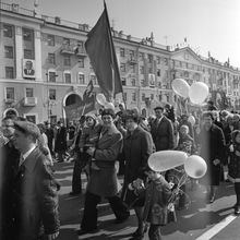 участники первомайской демонстрации | Горожане. 1979 г., г.Северодвинск. Фото #C650.