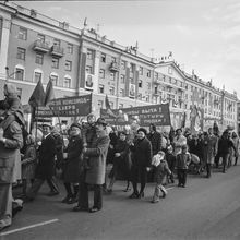 участники первомайской демонстрации | Горожане. 1979 г., г.Северодвинск. Фото #C651.