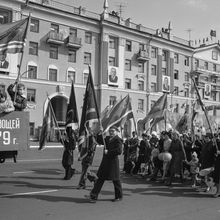 колонна тепличного на первомайской демонстрации | Горожане. 1979 г., г.Северодвинск. Фото #C652.