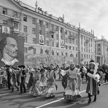 молодежь в национальных костюмах разных стран во главе первомайской колонны | Горожане. 1979 г., г.Северодвинск. Фото #C653.