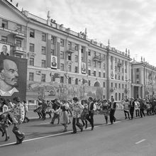 Танцоры во главе первомайской колонны | Горожане. 1979 г., г.Северодвинск. Фото #C654.