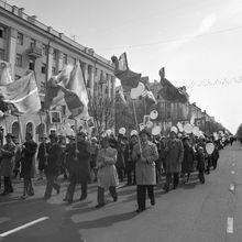 Мужчины с флагами союзных республико во главе одной из колонн первомайской демонстрации | Горожане. 1979 г., г.Северодвинск. Фото #C655.