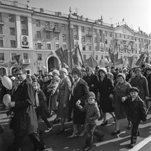 участники первомайской демонстрации | Горожане. 1979 г., г.Северодвинск. Фото #C657.