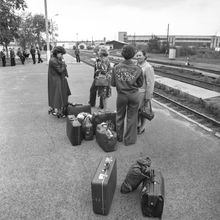 проводы бойца стройотряда на железнодорожном перроне | Горожане. 1979 г., г.Северодвинск. Фото #C664.