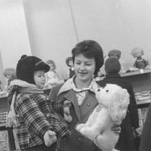 продавец в отделе игрушек показывает ребенку игрушку | Торговля. 1977 г., г.Северодвинск. Фото #C714.