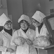 три продавца взвешивают капусту | Торговля. 1979 г., г.Северодвинск. Фото #C716.