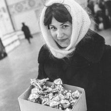 Покупательница ёлочных игрушек | Торговля. 1979 г., г.Северодвинск. Фото #C2496.
