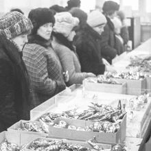 Покупатели в отделе ёлочных игрушек | Торговля. 1979 г., г.Северодвинск. Фото #C2498.
