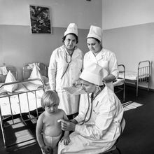 В детской больнице на обходе | Медицина. 1979 г., г.Северодвинск. Фото #C14128.