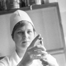 Медсестра со шприцом | Медицина. 1979 г., г.Северодвинск. Фото #C2380.