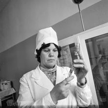 медсестра набирает лекарство в шприц | Медицина. 1979 г., г.Северодвинск. Фото #C725.