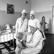 врачебный обход в детской палате | Медицина. 1979 г., г.Северодвинск. Фото #C727.
