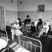 медсестра в детской палате читает мальчикам книжку | Медицина. 1979 г., г.Северодвинск. Фото #C729.