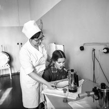 медсестра проводит девочке ингаляцию | Медицина. 1979 г., г.Северодвинск. Фото #C730.
