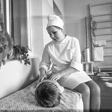 медсестра делает ребенку массаж спины | Медицина. 1979 г., г.Северодвинск. Фото #C731.