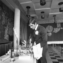 Конкурс официантов. Мужчина разливает чай | Общепит. 1979 г., г.Северодвинск. Фото #C736.