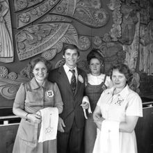 группа из четырех официантов около деревянного панно | Общепит. 1979 г., г.Северодвинск. Фото #C745.