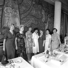 Конкурс официантов. Группа женщин (жюри)около сервированных официантами столов | Общепит. 1979 г., г.Северодвинск. Фото #C746.
