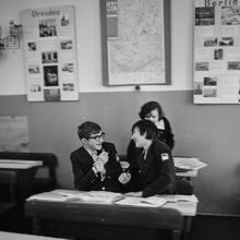 два старшеклассника за школьной партой | Школа. 1979 г., г.Северодвинск. Фото #C758.