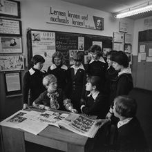 старшеклассники с учителем обсуждают содержание самодельного альбома | Школа. 1979 г., г.Северодвинск. Фото #C753.
