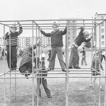 дети ползают по металлическим конструкциям | Школа. 1979 г., г.Северодвинск. Фото #C767.