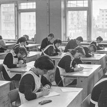 девушки в белых фартуках на экзамене | Школа. 1979 г., г.Северодвинск. Фото #C770.