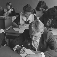 юноша на экзамене | Школа. 1979 г., г.Северодвинск. Фото #C771.