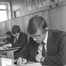 юноша на экзамене | Школа. 1979 г., г.Северодвинск. Фото #C772.