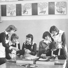 старшеклассницы делают стенгазету | Школа. 1979 г., г.Северодвинск. Фото #C773.