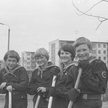Клуб юных моряков на субботнике | Школа. 1979 г., г.Северодвинск. Фото #C776.