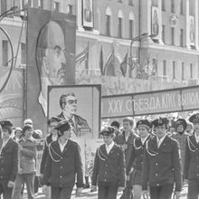школьники с портретом Брежнева на Первомайской демонстрации | Школа. 1979 г., г.Северодвинск. Фото #C1121.