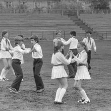 танец пионеров на стадионе | Школа. 1979 г., г.Северодвинск. Фото #C1127.