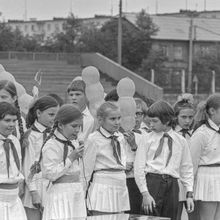 выступление пионеров на стадионе | Школа. 1979 г., г.Северодвинск. Фото #C1128.