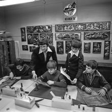 воспитанники студии юношеского творчества за изготовлением чеканок | Школа. 1979 г., г.Северодвинск. Фото #C775.