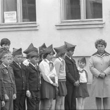 Пионеры на линейке в школьном лагере | Школа. 1979 г., г.Северодвинск. Фото #C2388.