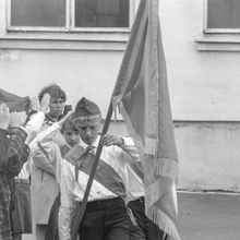 Пионеры на линейке в школьном лагере | Школа. 1979 г., г.Северодвинск. Фото #C2389.