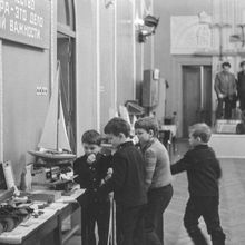 Мальчики на выставке технического творчества | Школа. 1979 г., г.Северодвинск. Фото #C2396.