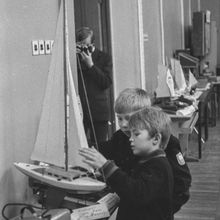 Мальчики рассматривают модель яхты | Школа. 1979 г., г.Северодвинск. Фото #C2398.