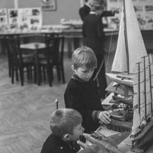 Мальчики рассматривают модель яхты | Школа. 1979 г., г.Северодвинск. Фото #C2399.