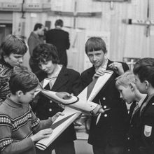 Школьники рассматривают модель планера | Школа. 1979 г., г.Северодвинск. Фото #C2400.