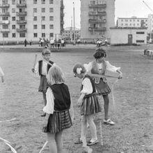 Танец в детском школьном лагере | Школа. 1979 г., г.Северодвинск. Фото #C2562.
