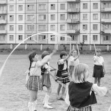 Украинский танец в детском школьном лагере | Школа. 1979 г., г.Северодвинск. Фото #C2563.