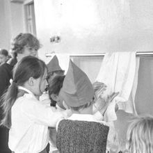 Мытьё рук перед едой в школьной столовой | Школа. 1979 г., г.Северодвинск. Фото #C2578.