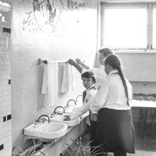Раковины в школьной столовой | Школа. 1979 г., г.Северодвинск. Фото #C2579.