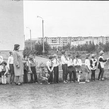 Мероприятие в детском школьном лагере | Школа. 1979 г., г.Северодвинск. Фото #C2613.