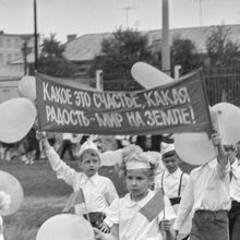 Дети на манифестации | Школа. 1979 г., г.Северодвинск. Фото #C2649.