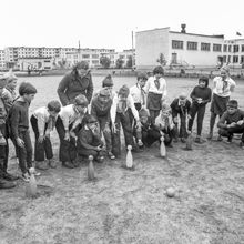 боулинг на комической эстафете в детском школьном лагере | Школа. 1979 г., г.Северодвинск. Фото #C786.