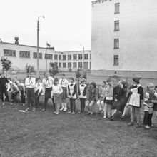 болельщики соревнований в детском школьном лагере | Школа. 1979 г., г.Северодвинск. Фото #C788.