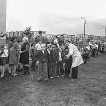 воспитатель и мальчики в детском школьном лагере | Школа. 1979 г., г.Северодвинск. Фото #C789.